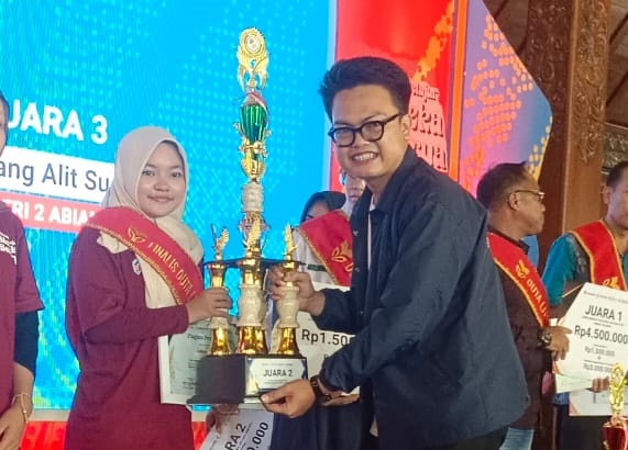 Puisi Penuh Makna, Prestasi Luar Biasa! Carisa Tembus Juara 2 Nasional FL2N 2025
