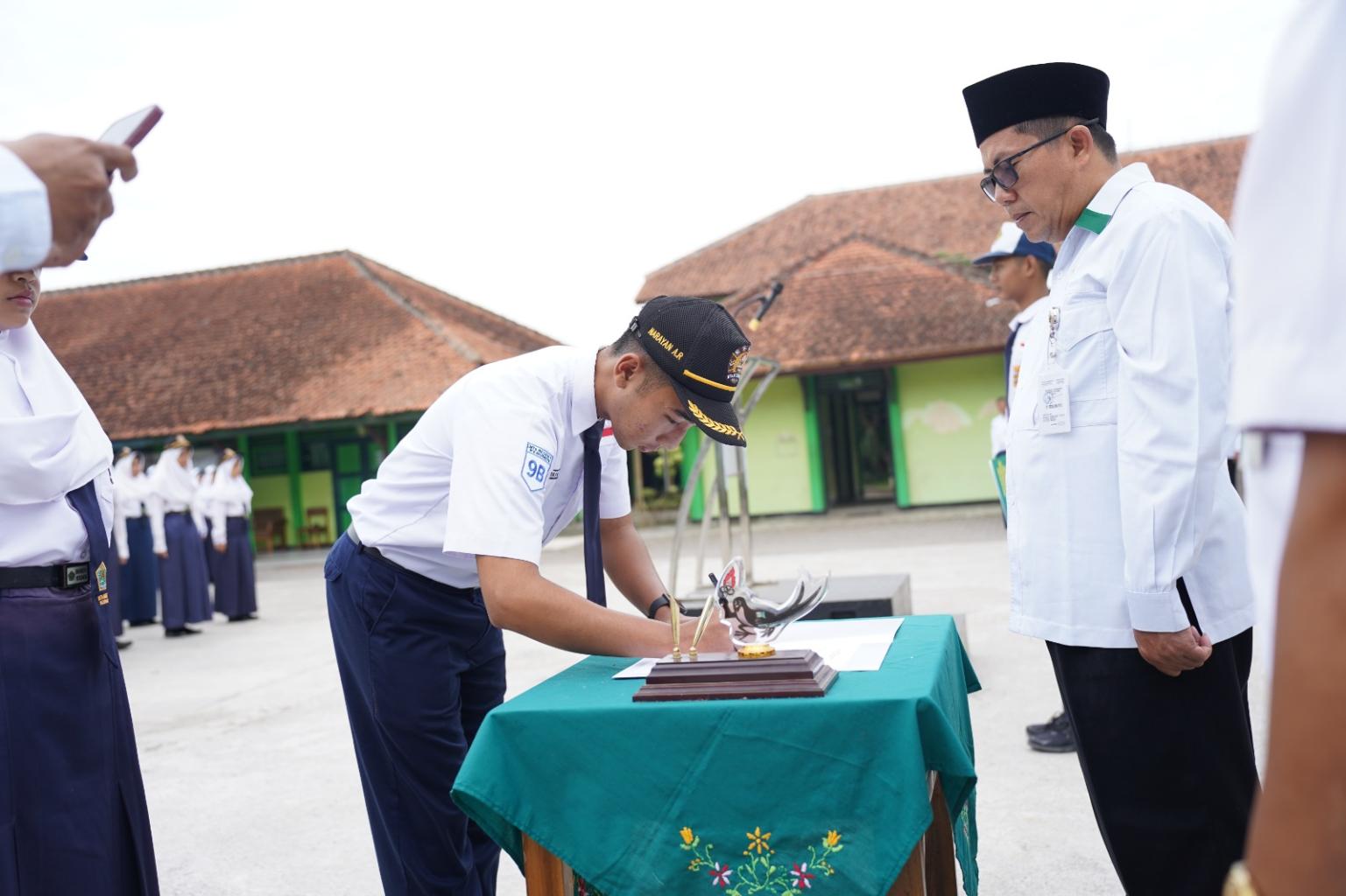 Gambar Pelantikan Pengurus OSIS Baru MTsN 1 Kebumen Periode 2025/2026