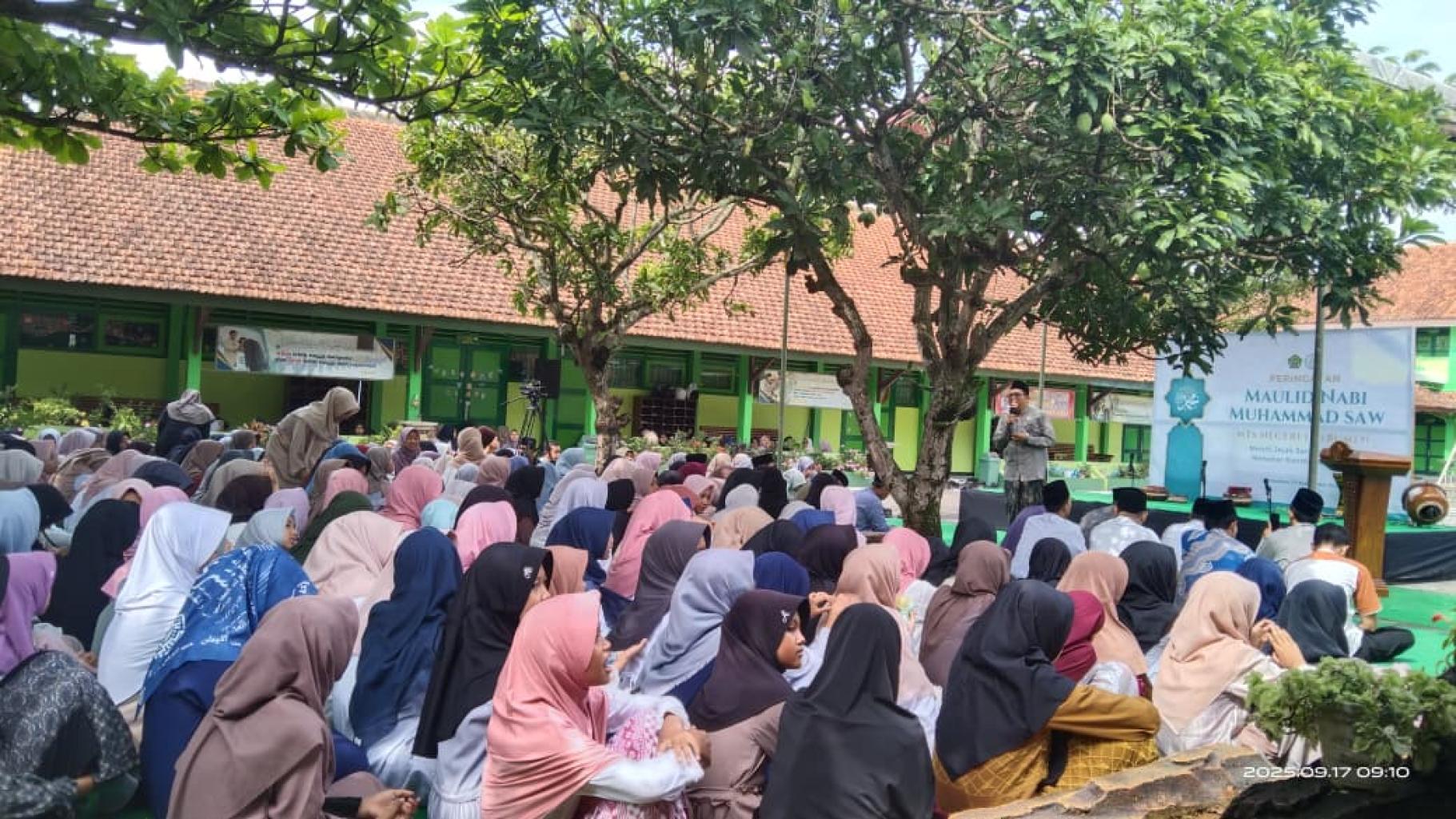MTsN 1 Kebumen Gelar Peringatan Maulid  untuk Meniti Jejak Rosul dan Menebar Rahmat di Bumi