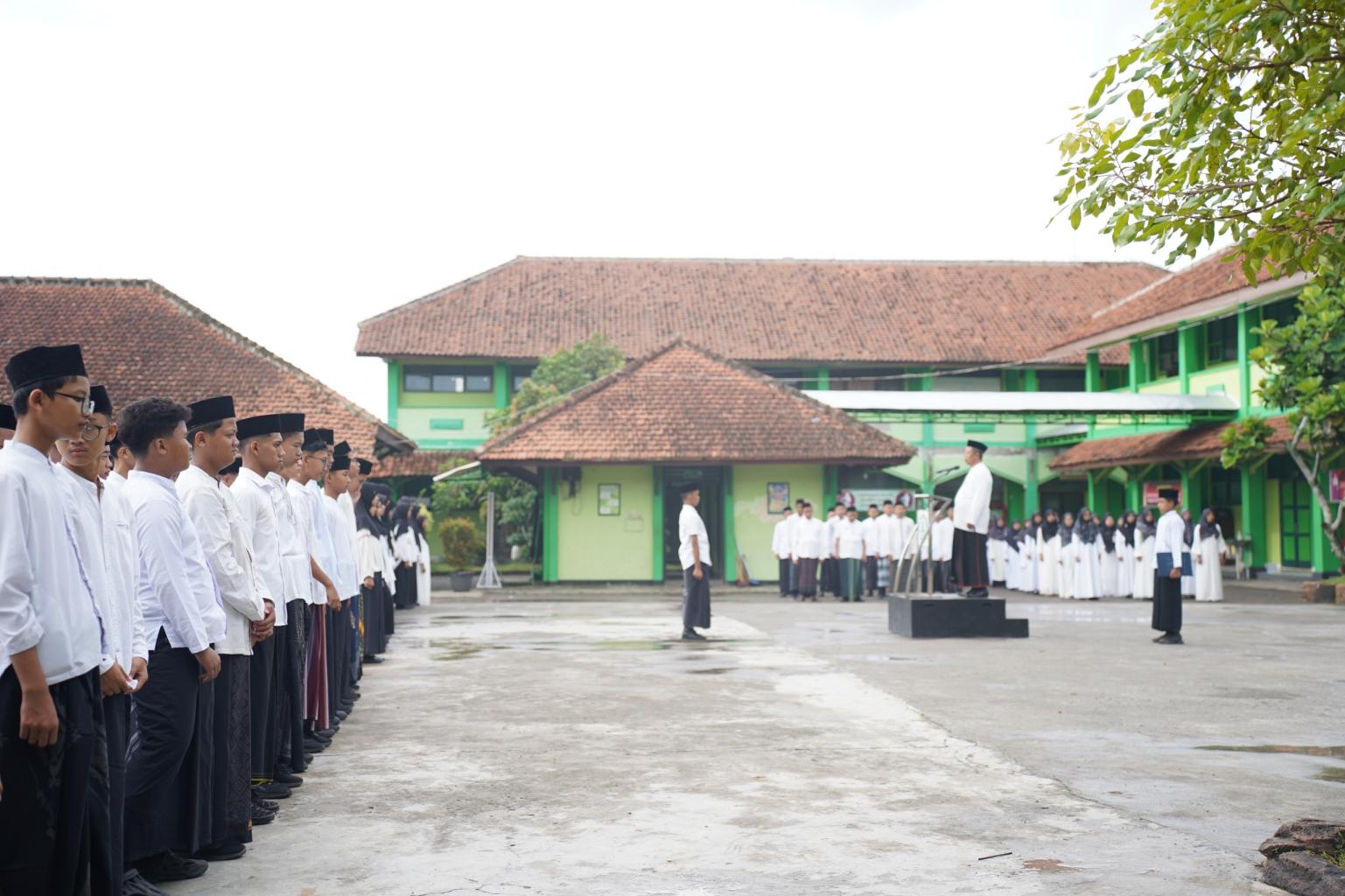 Gambar MTsN 1 Kebumen Peringati Hari Santri Nasional 2025 dengan Mujahadah dan Apel Kebangsaan