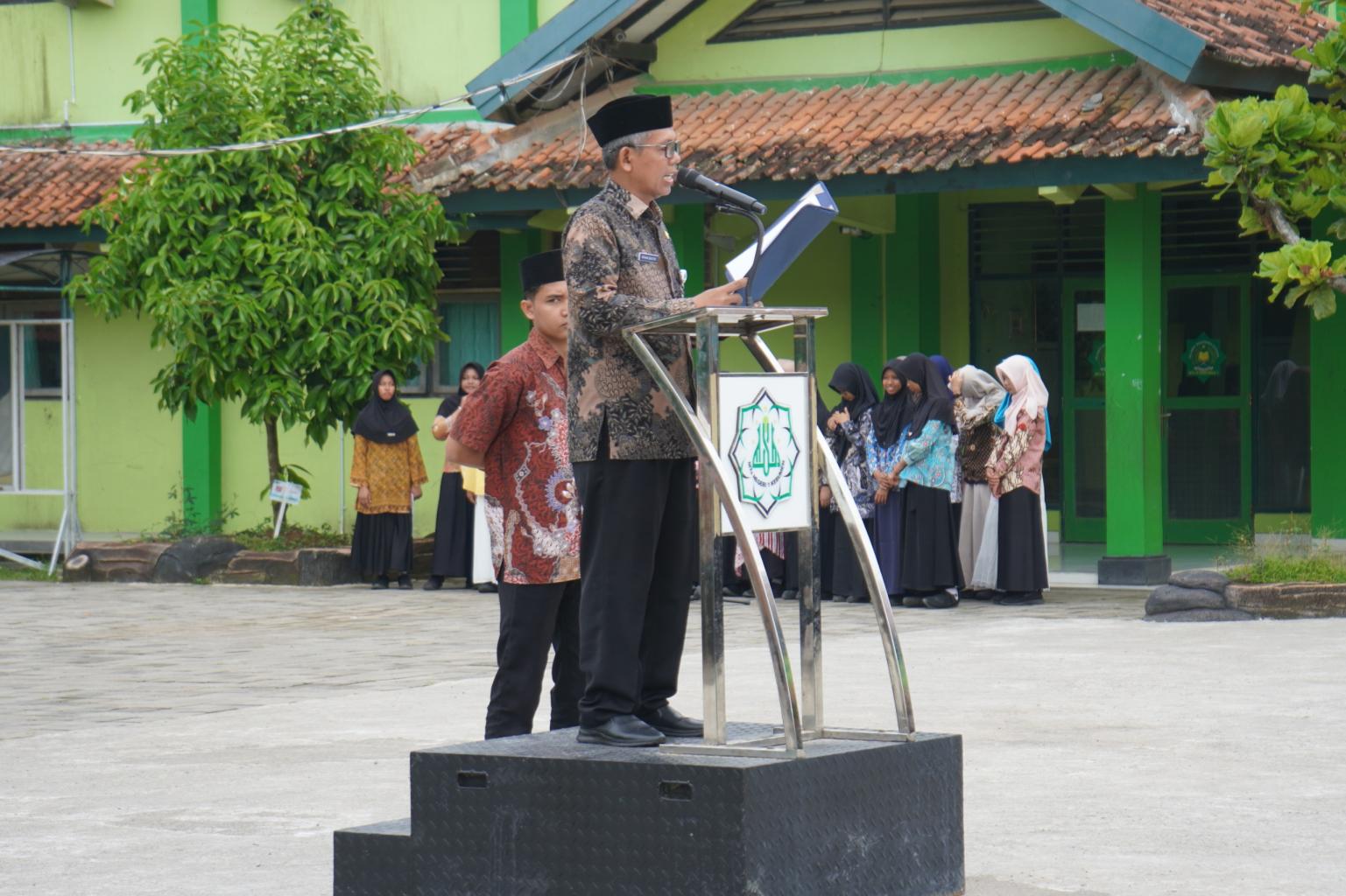 Gambar MTsN 1 Kebumen Gelar Upacara Khidmat Peringatan Hari Guru Nasional ke-80