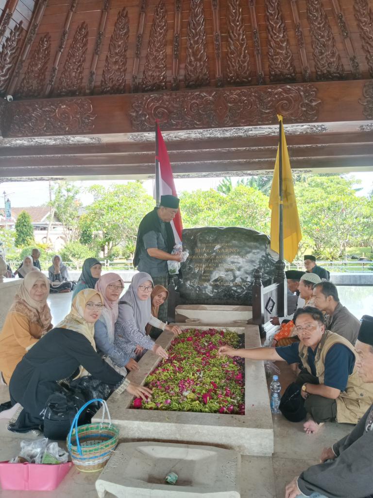 Gambar GTK MTsN 1 Kebumen Gelar Capacity Building dan Ziarah Nasional ke Sejumlah Tokoh Bangsa