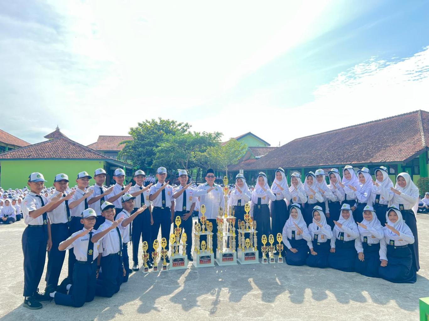 Gambar MTsN 1 Kebumen Panen Prestasi: Selebrasi Juara Classmeeting dan Penyerahan Puluhan Tropi Regional-Nasional