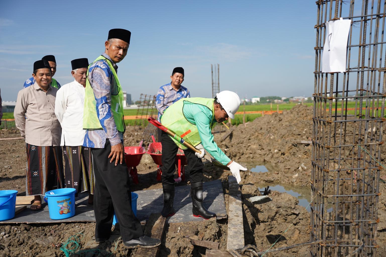 Gambar Tonggak Sejarah Baru: Groundbreaking Masjid Baitul Hikmah MTsN 1 Kebumen, Sinergi Modal "4M" dan Gerakan "Infak Seribu"