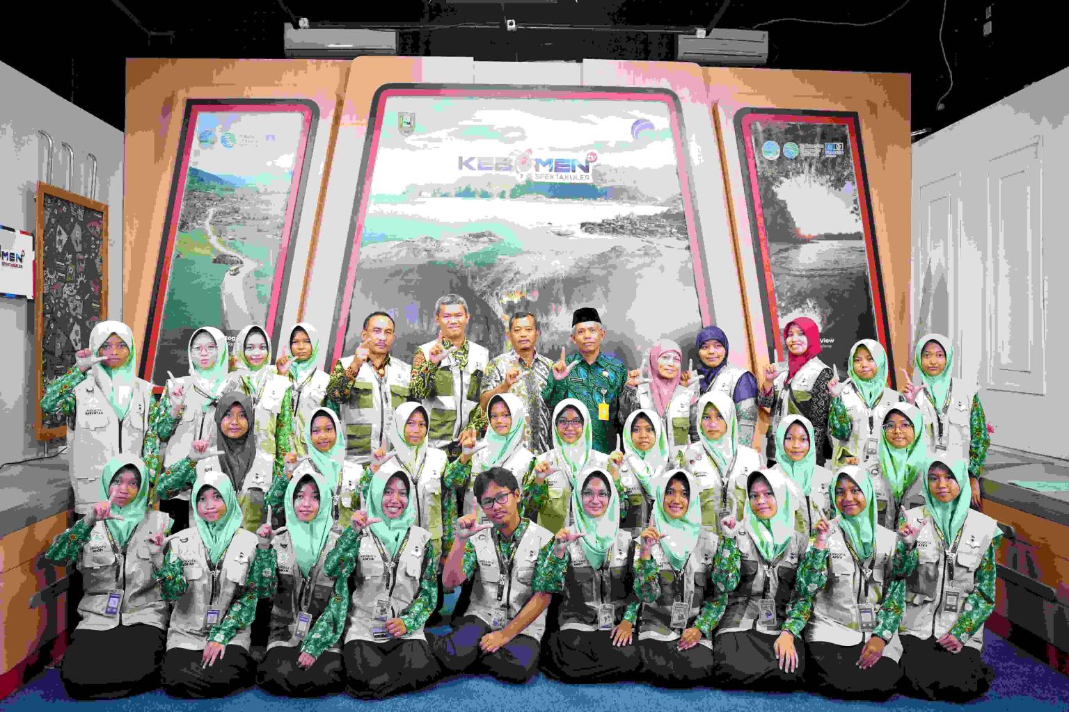 Peserta Jurnalistik MTsN 1 Kebumen Belajar Praktik Siaran di Dinas Kominfo