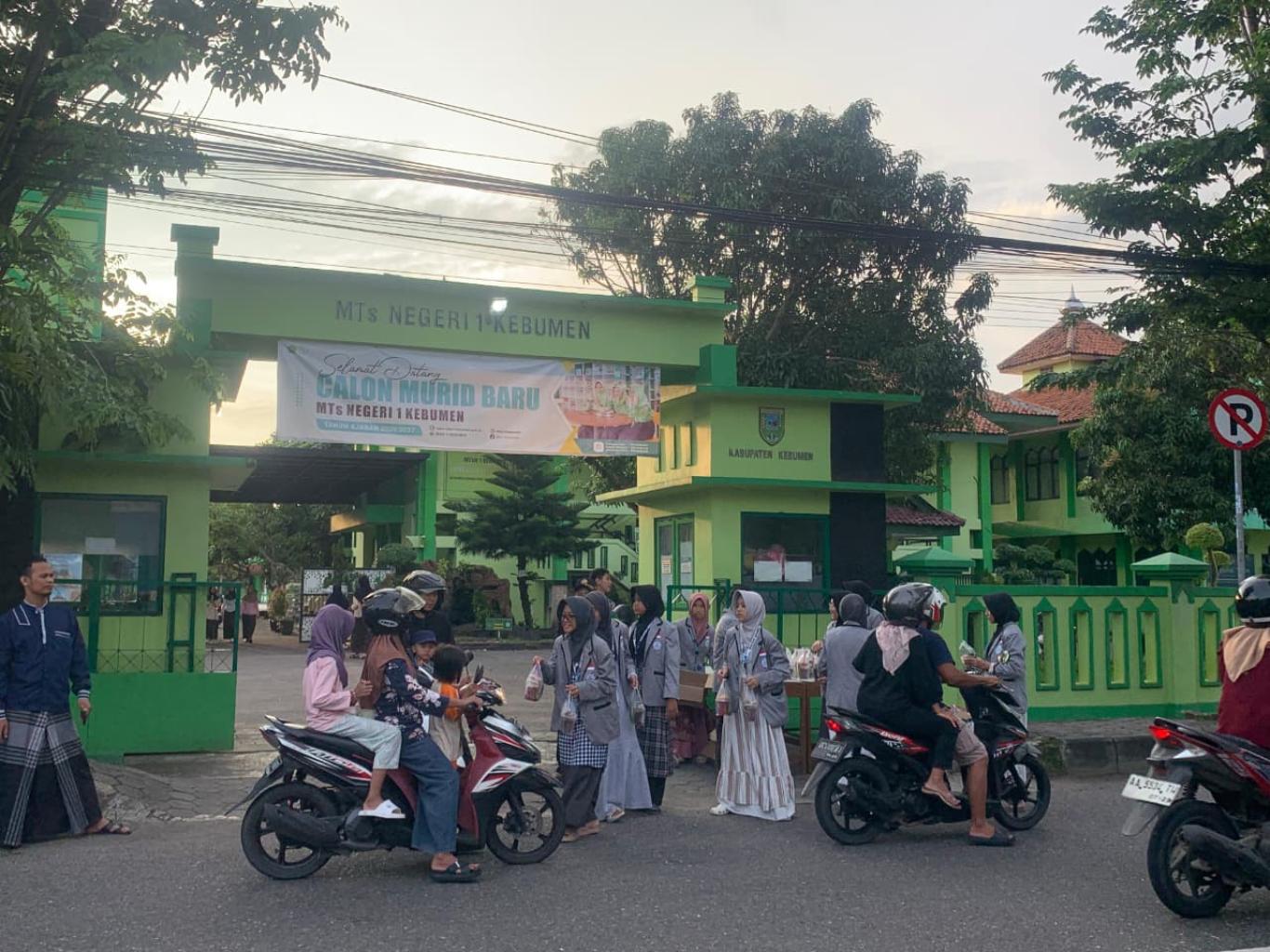 Semarak Ramadhan: OSIS MTsN 1 Kebumen Tebar 300 Paket Takjil dalam Aksi OPM