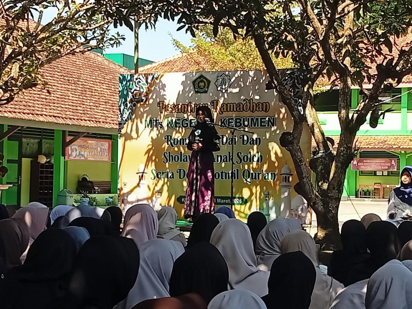 Gema Sholawat dan Musafakhah Tutup Rangkaian Amaliyah Ramadhan di MTsN 1 Kebumen