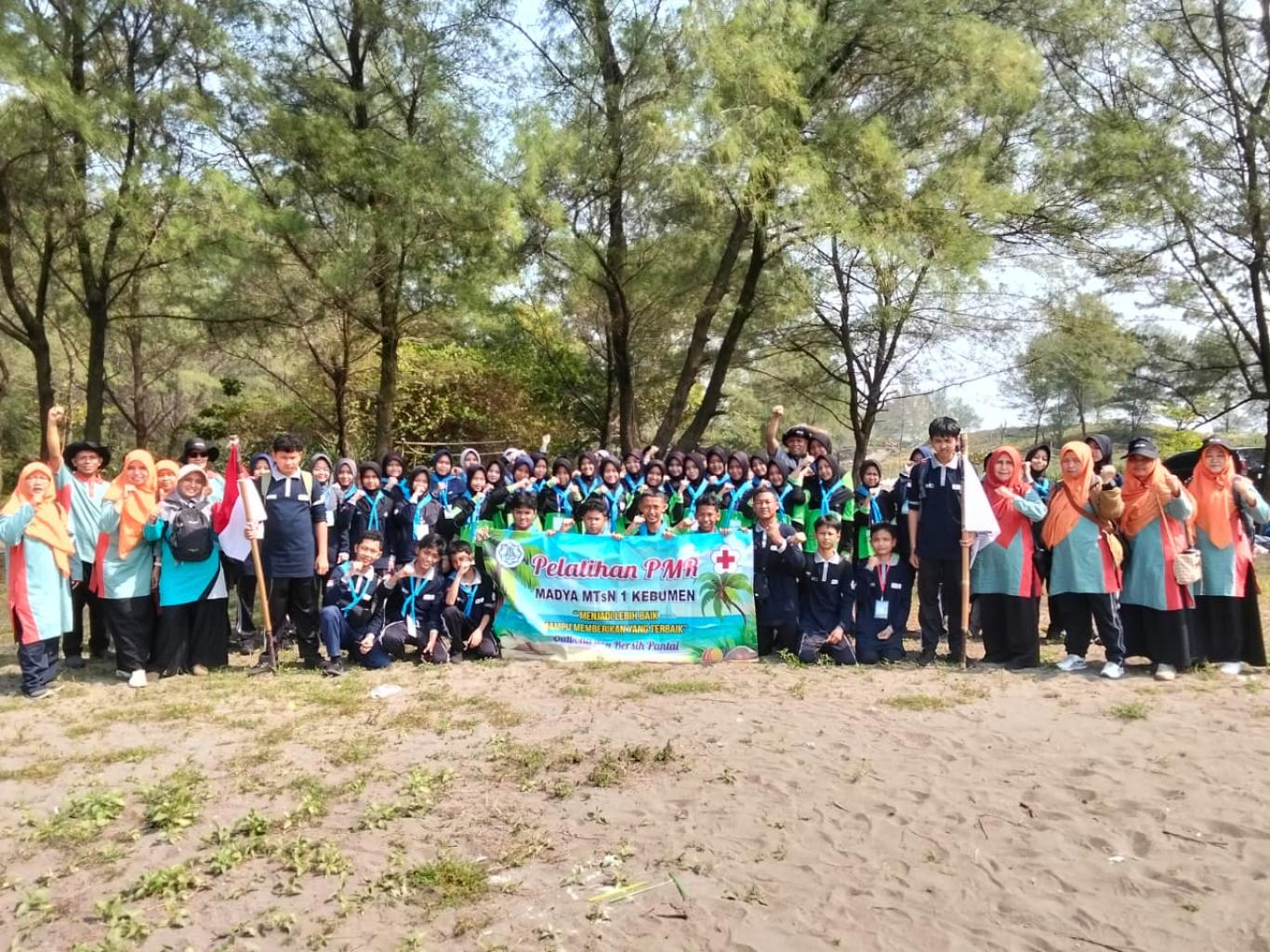 Tingkatkan Kepedulian Sosial dan Jiwa Kemanusiaan, PMR MTsN 1 Kebumen Gelar Outbound dan Bersih Pantai Setrojenar