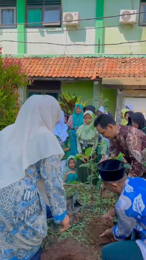 Dukung Program Ekoteologi Kemenag, MTsN 1 Kebumen Tanam 30 Jenis Tanaman Bersama Murid Baru