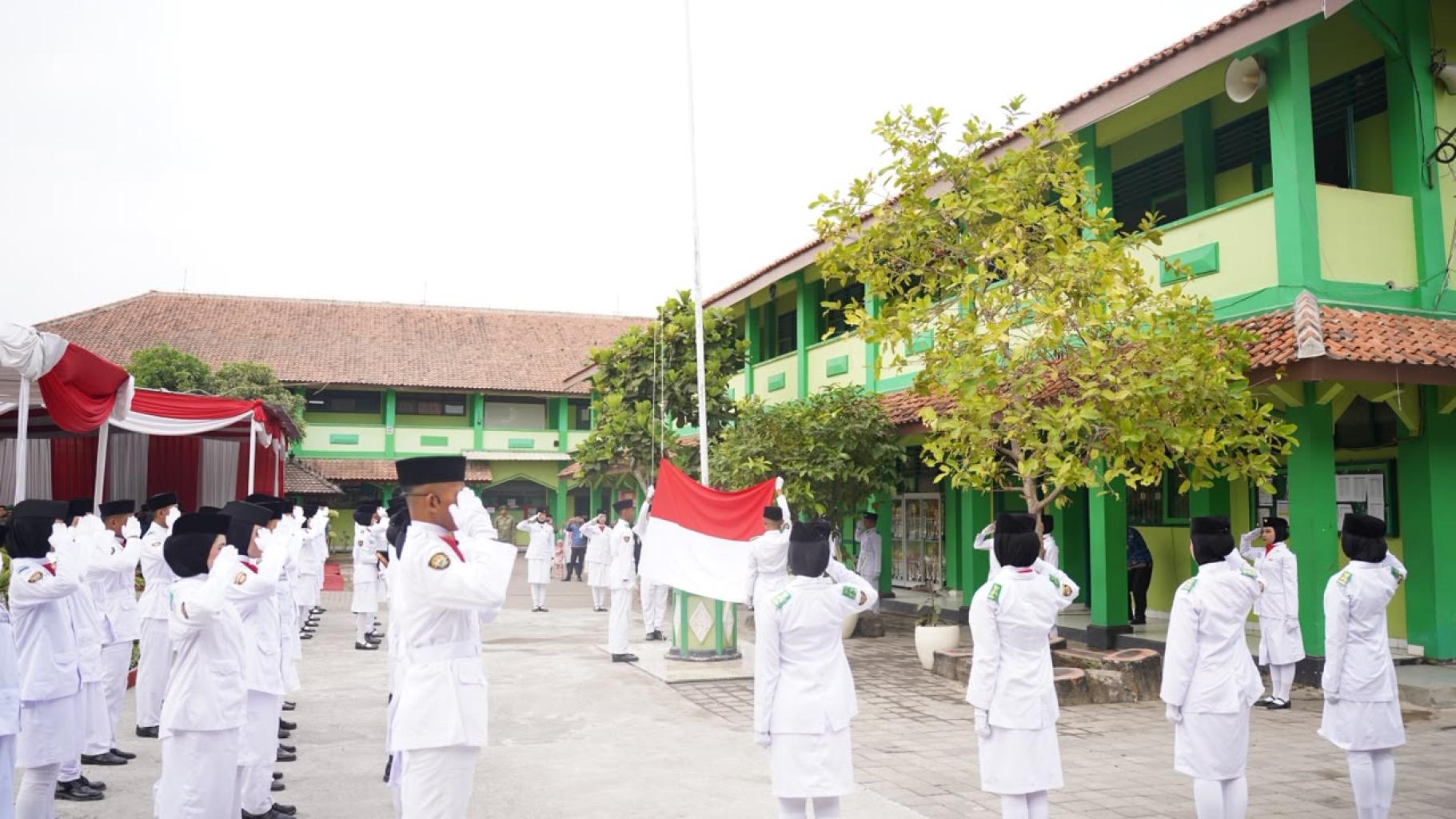 Kibarkan Merah Putih di HUT ke-81 RI, 14 Murid MTsN 1 Kebumen Sukses Jalankan Tugas Paskibra Kecamatan